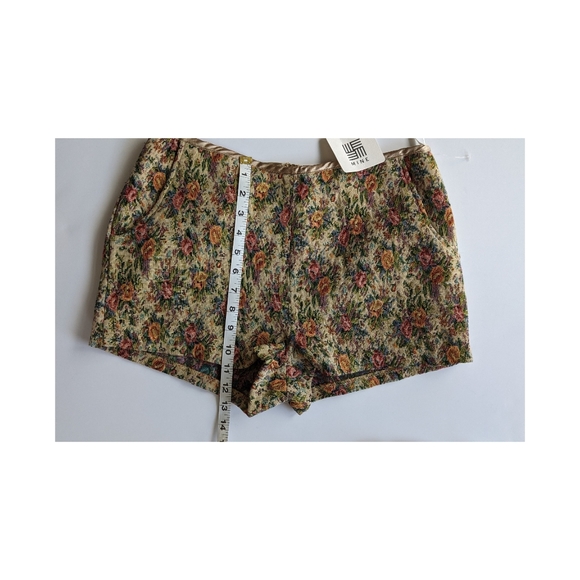 Mine Floral Shorts - Picture 5 of 6